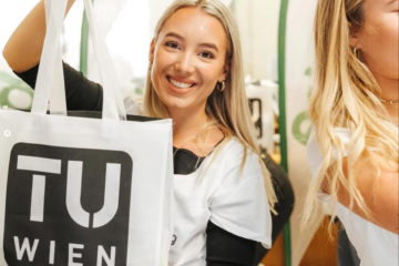 Frau mit TUW edubag